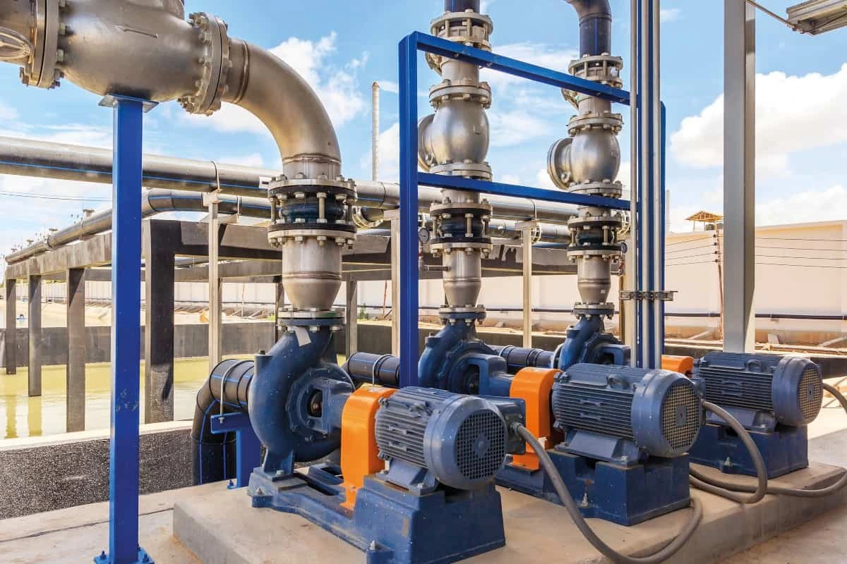 Bombas centrífugas industriales con sus motores y cañerías